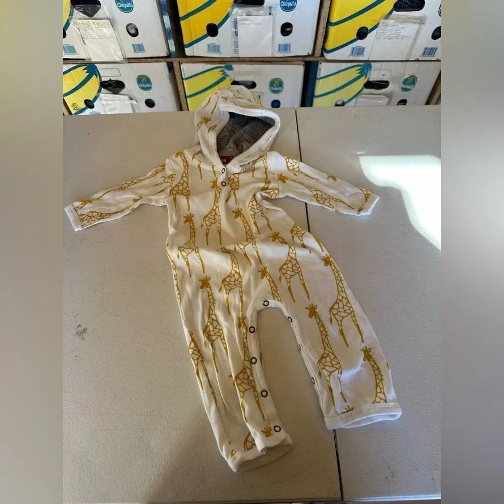 Milkbarn Giraffe Print Footie - White and Gold